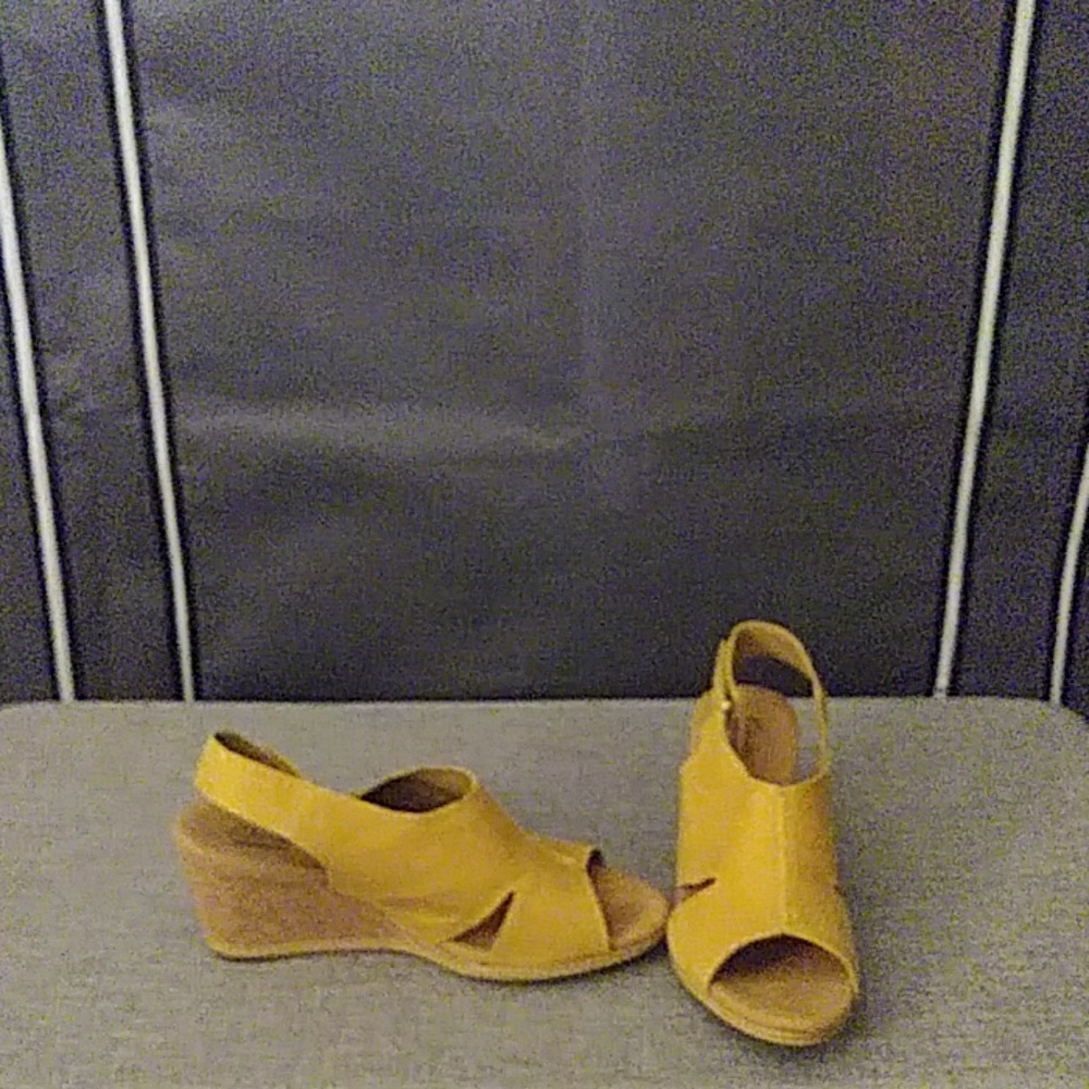 Mustard colored wedges